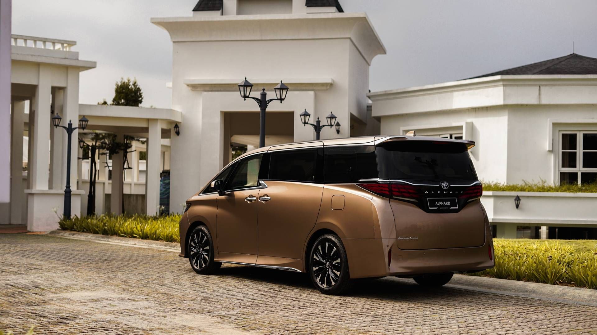 Тойота альфард 2024. Toyota Alphard 2024 Executive Lounge. Тойота альфард 2024 коммерческий. Тойота 2024 года минивэн факт.