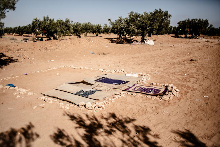 Gebetsteppiche in einem illegalen Camp in Sfax, Tunesien Andy Spyra