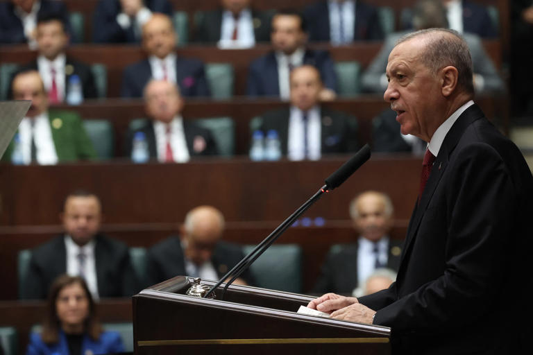 Ne cherchez pas querelle à la Turquie” menace Erdogan ciblant Macron AA1iOUrE