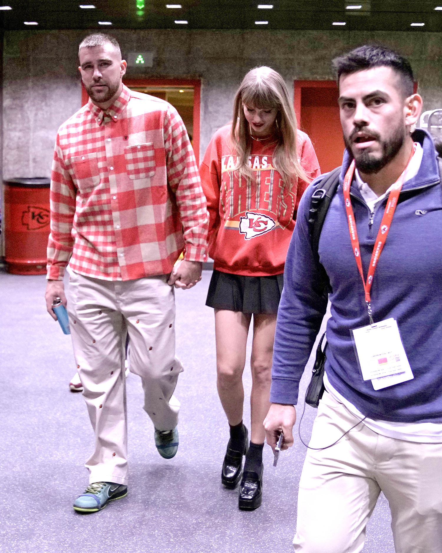 Taylor Swift cheers in red at ChiefsPackers game in Green Bay