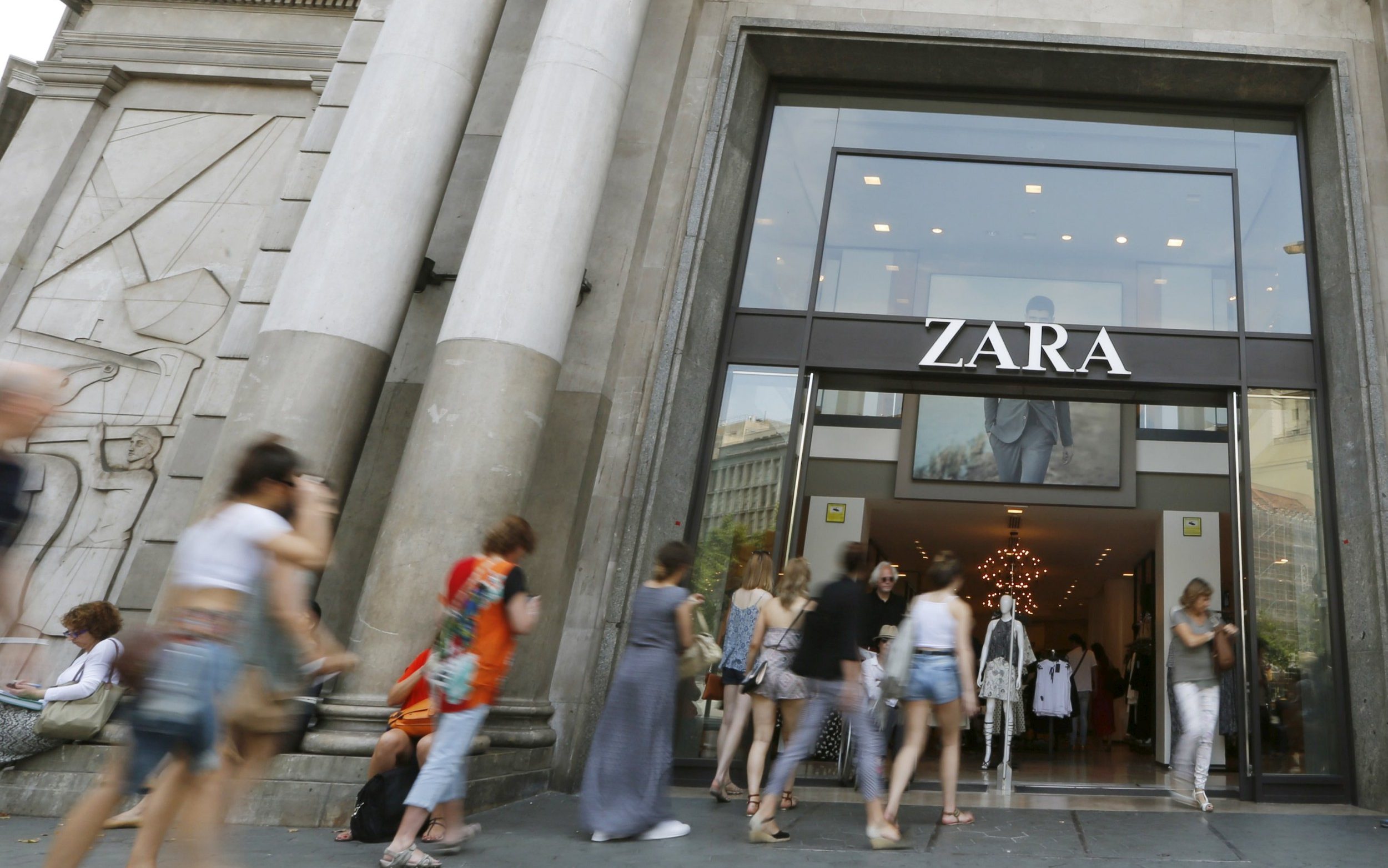 Zara deutschland. Зара в Москве двухэтажная. Палатки Inditex. Двухэтажная Зара в Питере. Inditex новости.