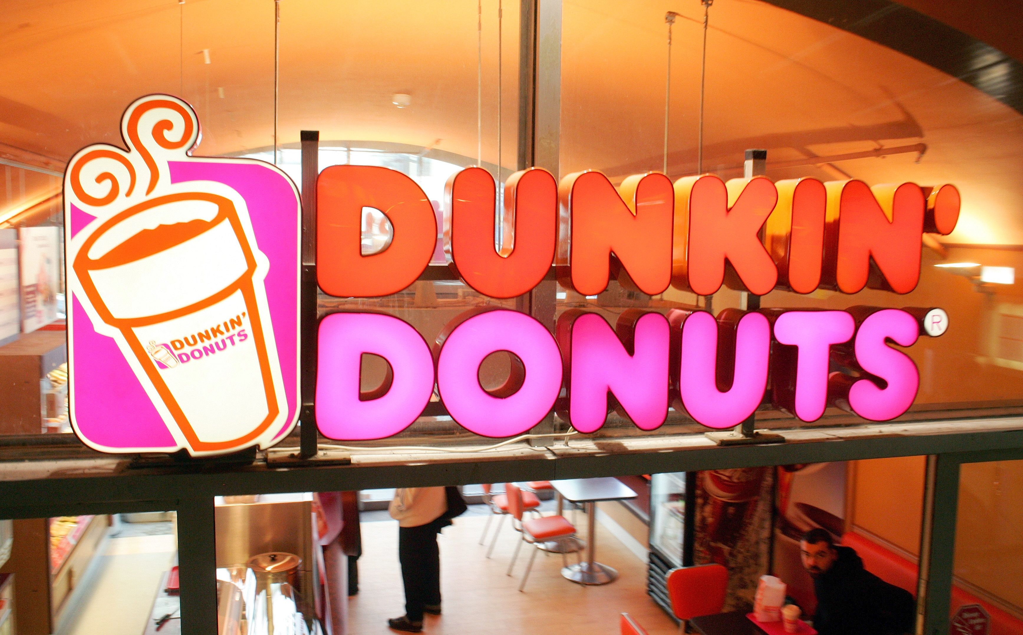 Dunkin donuts. Кофейня Данкин Донатс. Dunkin Donuts в России. Dunkin Donuts магазин. Название для магазина пончиков.