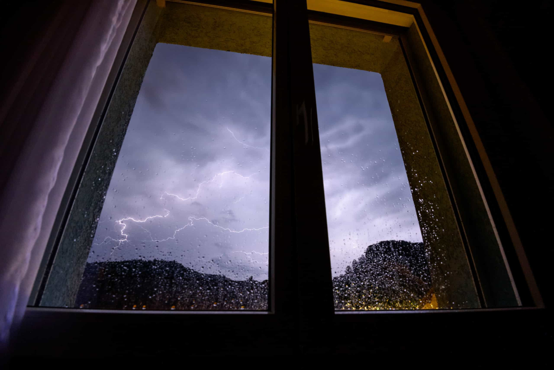 Gevaarlijke dingen die je eigenlijk niet moet doen tijdens onweer