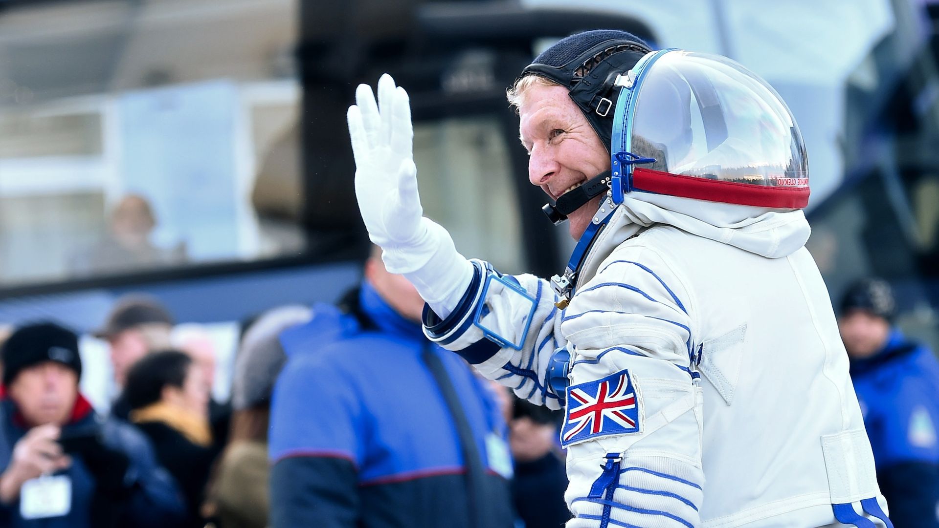 Астронавты вышли в открытый космос. Первый британский космонавт. Годовой астронавтов Британии.