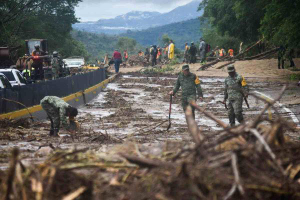 Por más de 10 horas, la Autopista del Sol quedo cerrada por los deslaves que ocasionaron las lluvias de la Tormenta Tropical ‘Otis’, la cual toco tierra siendo Huracán categoría 5.