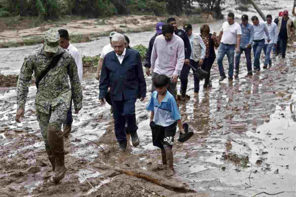 AMLO en su intento por llegar a Acapulco.