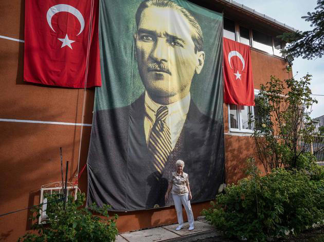 Die 85-jährige Mukkades Kokeralp Cirak zeigt vor ihrem Haus im westtürkischen Edirne unmissverständlich, wie sehr sie Staatsgründer Mustafa Kemal Atatürk bewundert.  