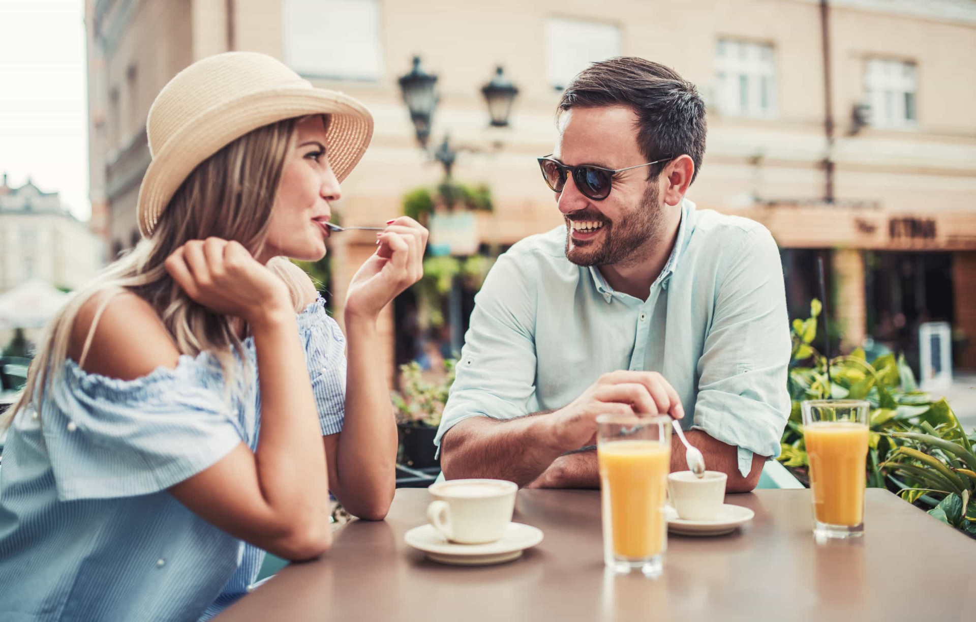 Молчание в разговоре. Первое свидание. Мужчина и женщина в летнем кафе. Свидание в кафе. Встреча свидание.