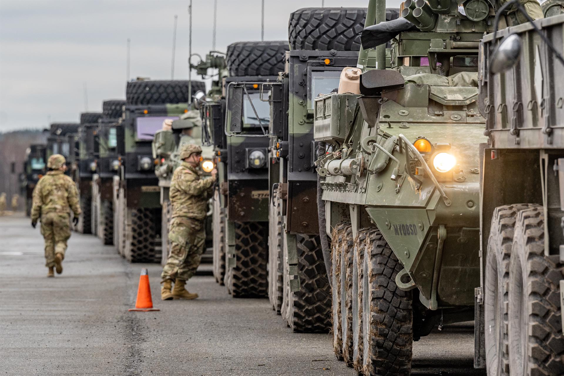 Сша румыния. Колонна военной техники. Военная техника США. Машина войны. Военная техника в Германии сейчас.