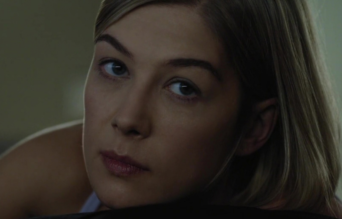 <p>Despite having been released in 2014, Gone Girl continues to be a topic of conversation to this day, especially due to the plot twists and the incredible performances by the actors Ben Affleck and Rosamund Pike in their portrayals of the main characters, which are based on the novel written by Gillian Flynn.</p> <p>The Oscar-nominated adaptation was directed by David Fincher and unfolds the plot while maintaining suspense and drama at the forefront. The story explores justice and revenge, as well as the consequences of the characters’ actions, addressing other themes such as manipulation and public perception.</p>