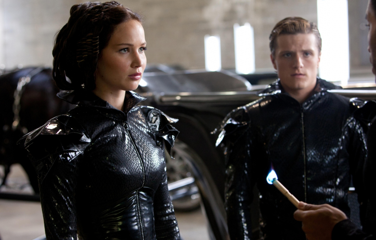 <p>If there’s one trilogy that can’t be denied success, it’s The Hunger Games. Over time, the story, based on Suzanne Collins‘ books, became a major franchise, starring Jennifer Lawrence as Katniss, Liam Hemsworth as Gale and Josh Hutcherson as Peeta.</p> <p>It had almost the same impact as Twilight in its moment of glory and currently is part of the list of cult science fiction movies for young adults that you must see. The first installment was directed by Gary Ross, while Billy Ray was responsible for adapting the screenplay, collaborating with the author and filmmaker.</p>