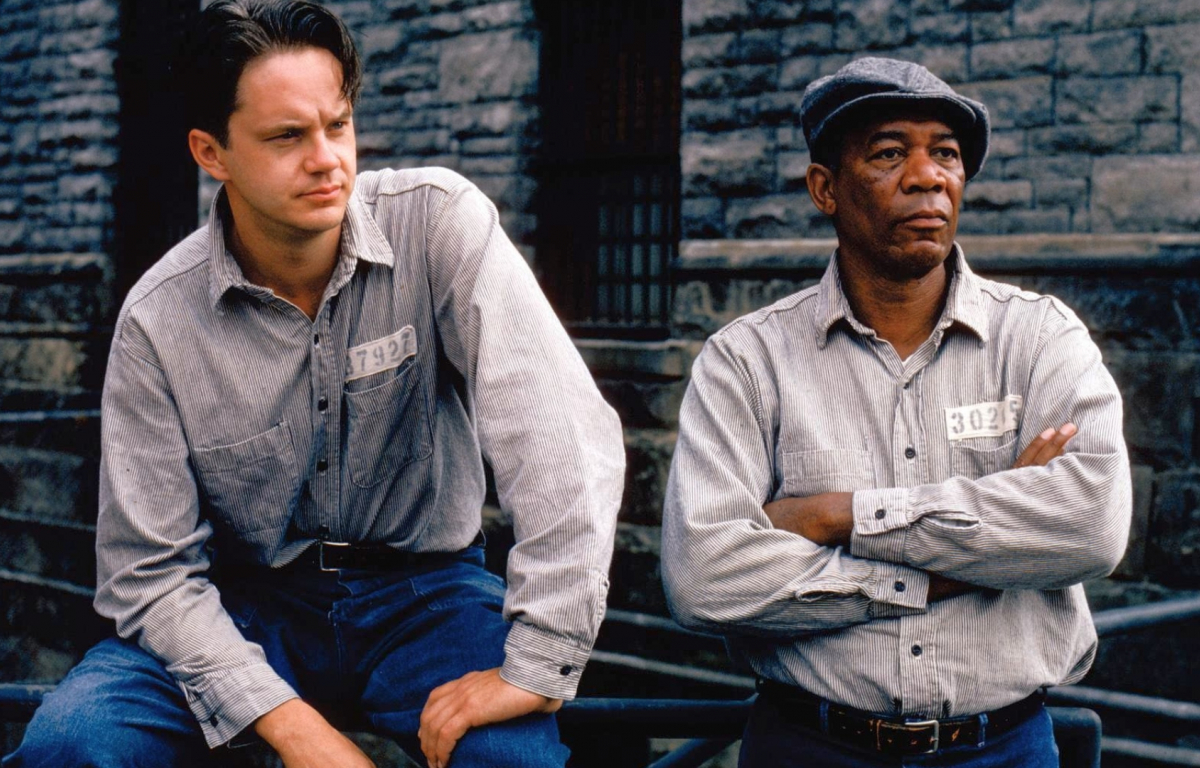 <p>The Shawshank Redemption has earned iconic status and a very loyal following over time, now being one of the cult films you can’t miss and that have left their mark on the history of cinema. The adaptation came to light in 1994 and was directed by Frank Darabont, based on a short story by Stephen King, which tells an exciting and touching story of redemption and hope in an oppressive prison setting.</p> <p>Although it didn’t initially achieve great success at the box office, it received very positive reviews and was nominated for several awards. This was especially due to the performances delivered by its leads, Tim Robbins and Morgan Freeman. Of course, they were accompanied by other top-notch stars like Clancy Brown and Bob Gunton.</p>