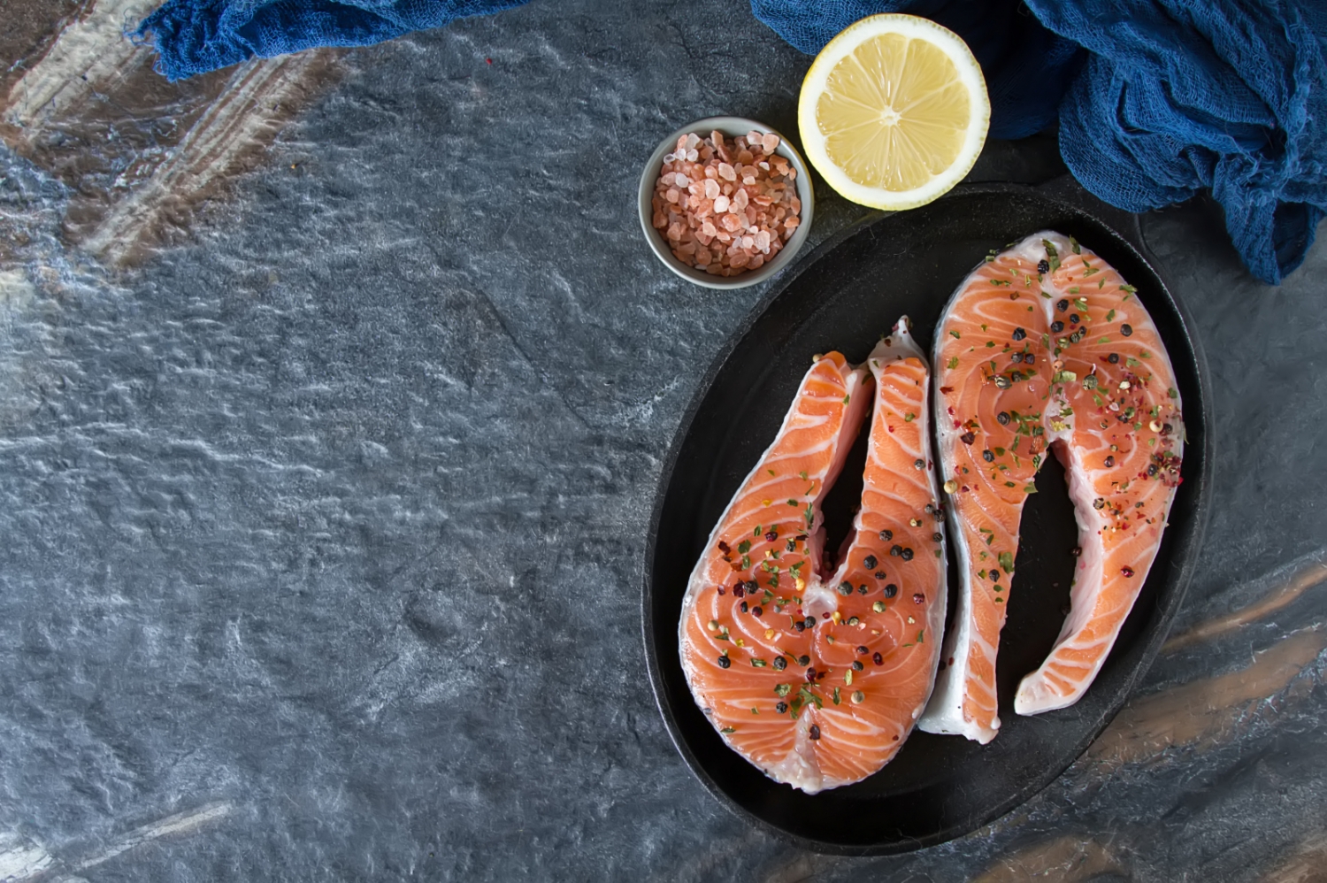 Lecker und leicht: Lachs mit rosa Pfeffer und Zitrone