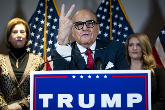 Trumps Anwälte Rudy Giuliani, Sidney Powell (links) und Jenna Ellis (rechts) verbreiteten bei einer Pressekonferenz im November 2020 wilde Verschwörungstheorien zur Präsidentschaftswahl. Powell und Ellis gaben nun Straftaten zu. ; Al Drago / Bloomberg