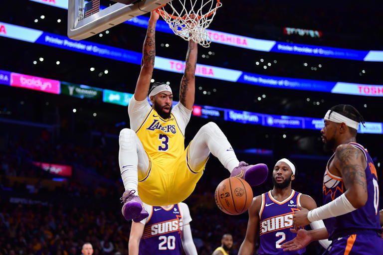 Los Angeles Lakers forward Anthony Davis had 30 points and 13 rebounds against the Suns.
