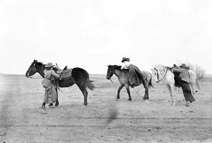 A Picture Tells A Thousand Words: 97 Beautiful “Old Photos” (New Pics)