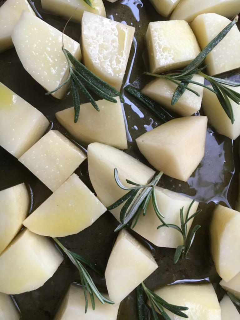 Roasted Rosemary Potatoes – Crispy, Easy & Delicious