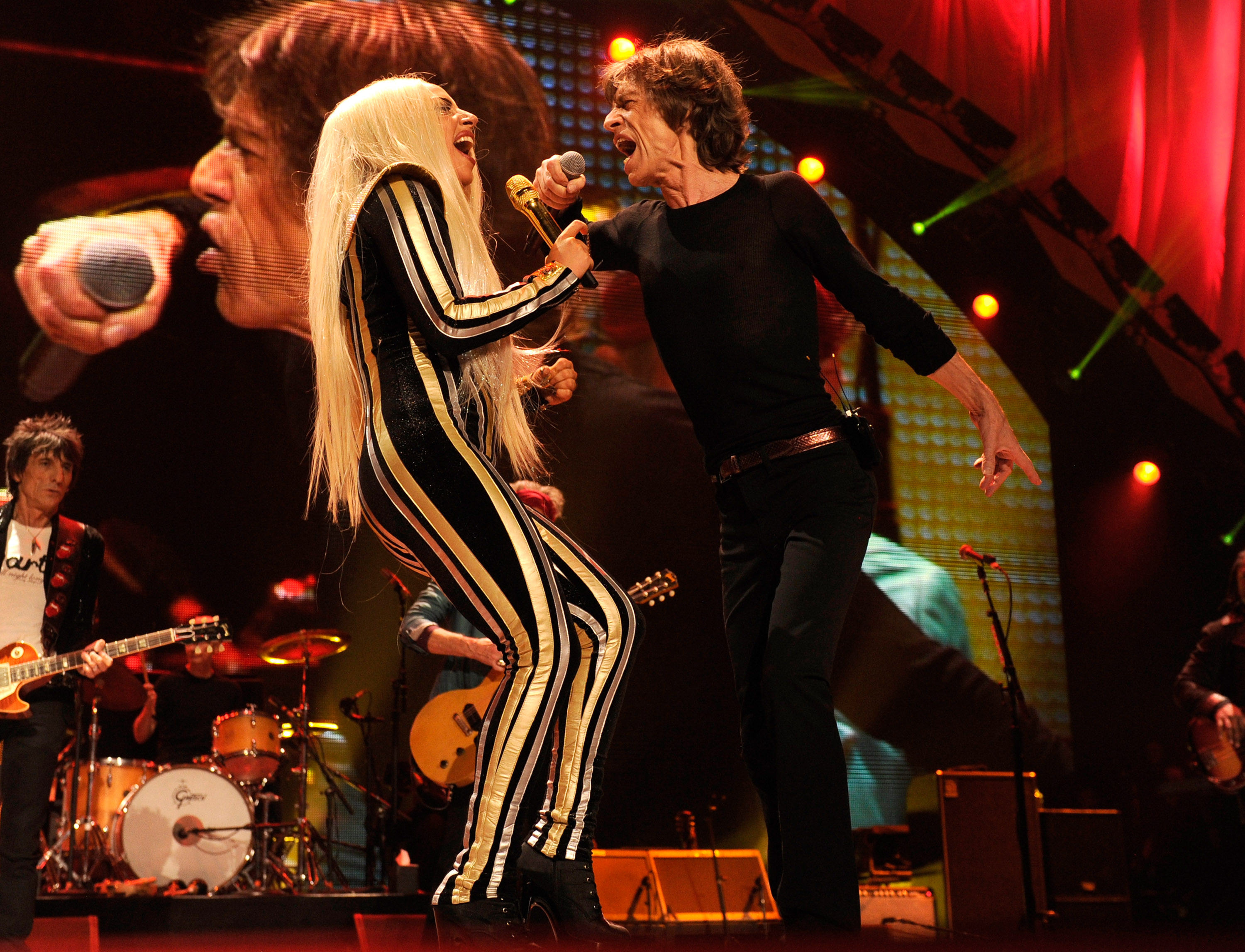 Пятьюдесятью выступлениями. Джаггер и леди Гага. Rolling Stones grrr. Lady Gaga Rolling Stone. Grrr Live Rolling.