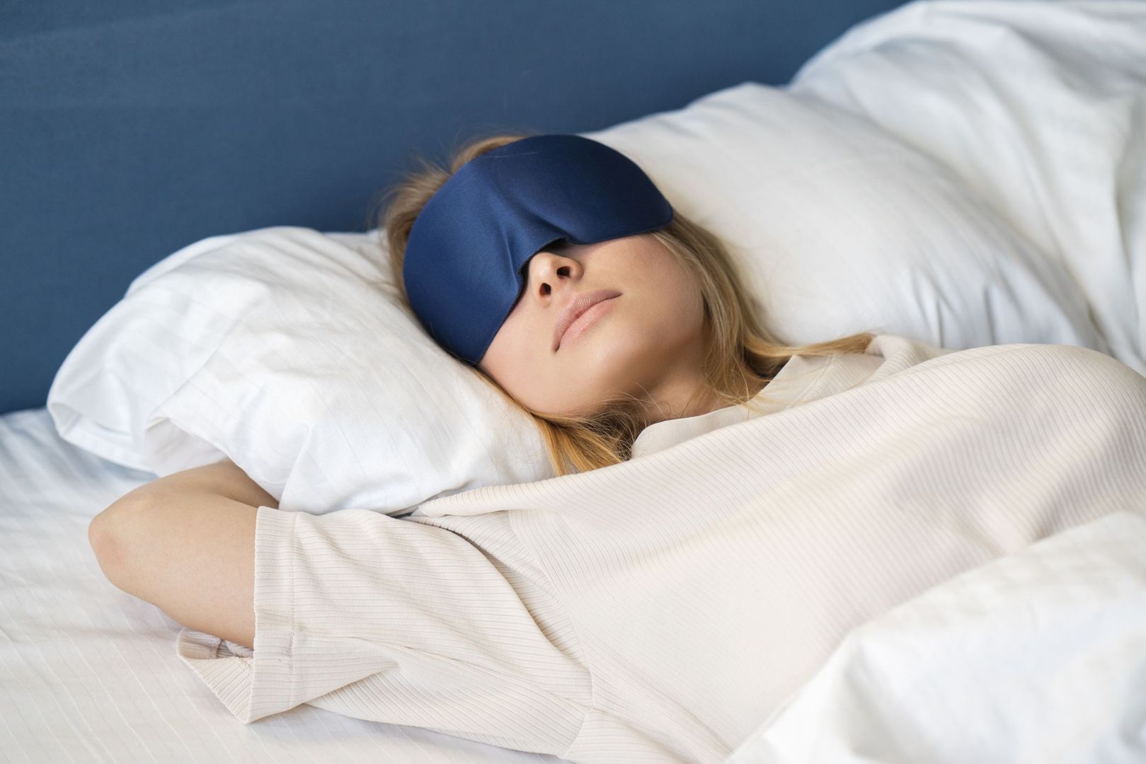 Better sleeping 3. Девушка в маске для сна. Маска для сна для детей. Спит в маске медицинской. Девушка спит в маске для сна.