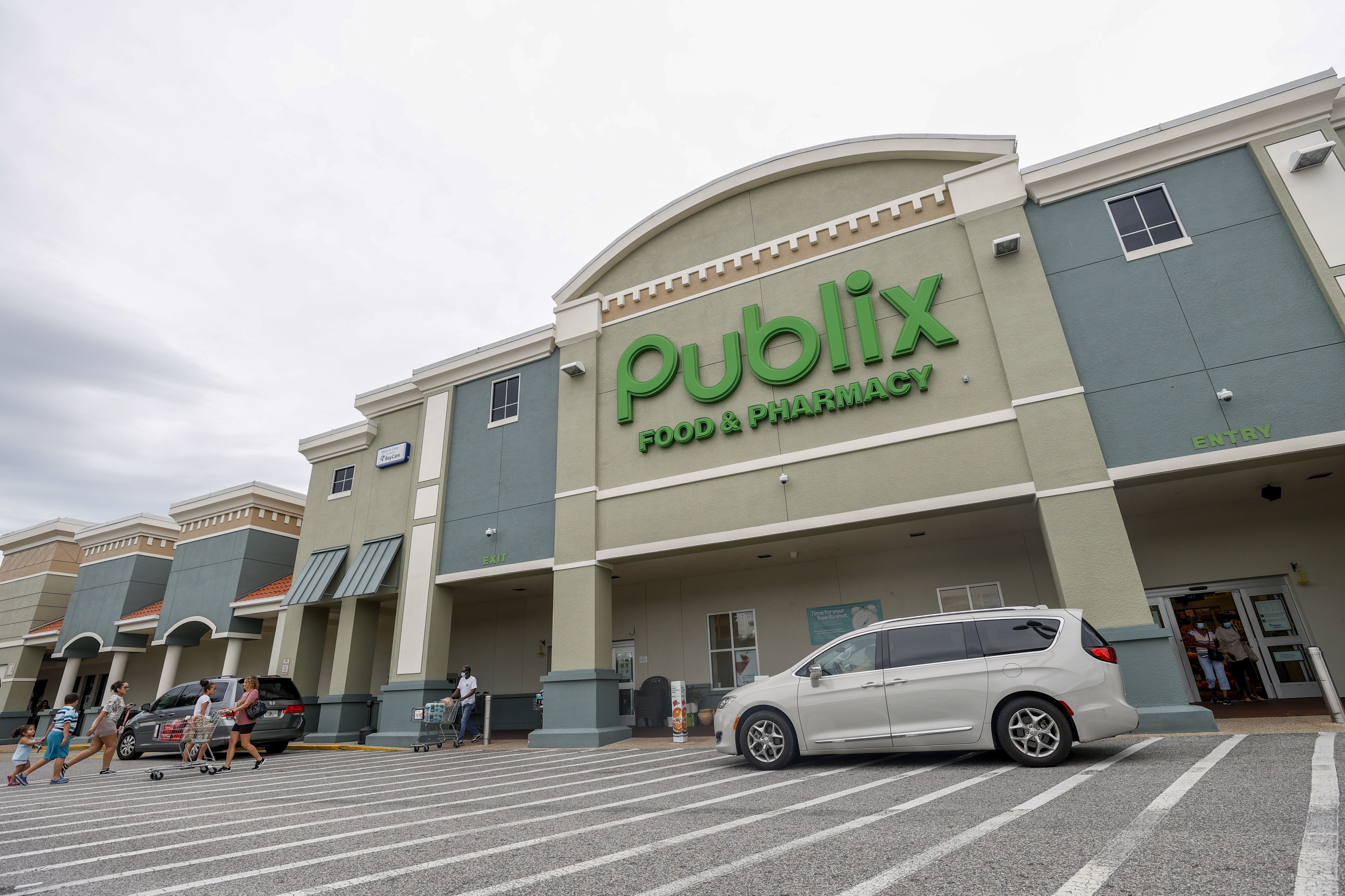 Publix did not pay workers overtime, former employees claim in lawsuit