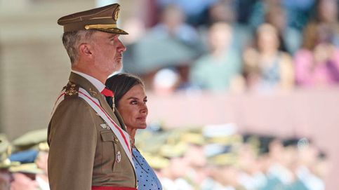 la reina letizia sorprende con un nuevo traje blanco y joyas de zafiros en su reencuentro con leonor