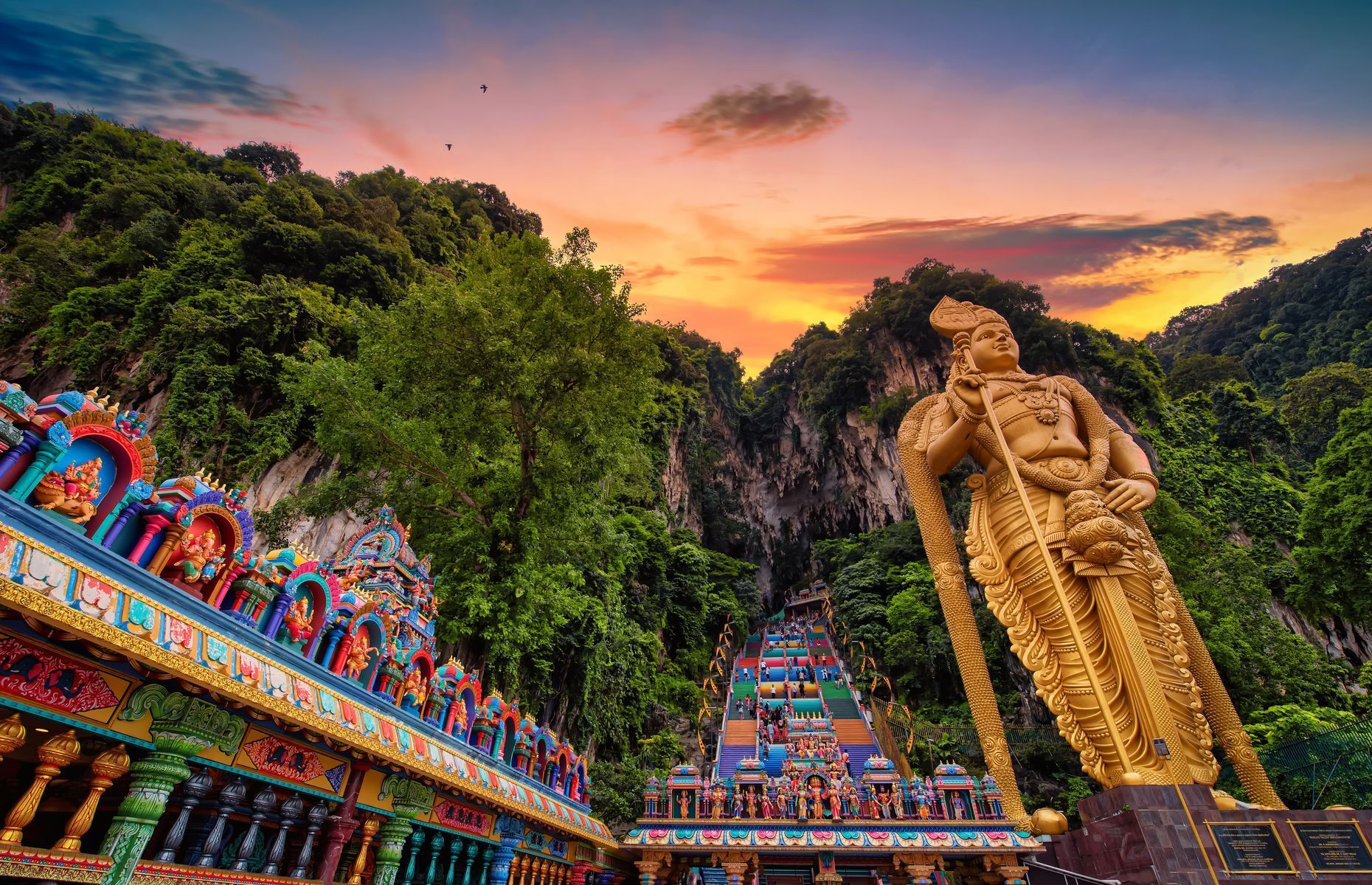 You’ll find <a href="https://www.getyourguide.com/grottes-de-batu-l4011/" rel="noreferrer noopener">the Batu Caves</a> about 15 minutes by car from Kuala Lumpur. These geological and cultural wonders captivate visitors from all over the world. After climbing 272 steps, visit a series of fascinating caverns adorned with gigantic statues of Hindu deities. Considered sanctuaries, the Batu Caves are open to visitors year-round, but the best moment to see them is in January or February during the Thaipusam celebrations when festive decorations bring the caves to life.