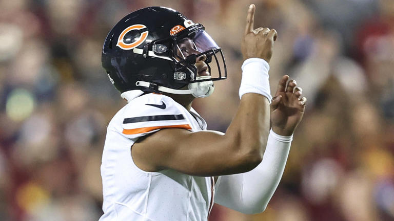 Justin Fields is the 1st Bears QB with 1,000 yards rushing in a season -  Windy City Gridiron