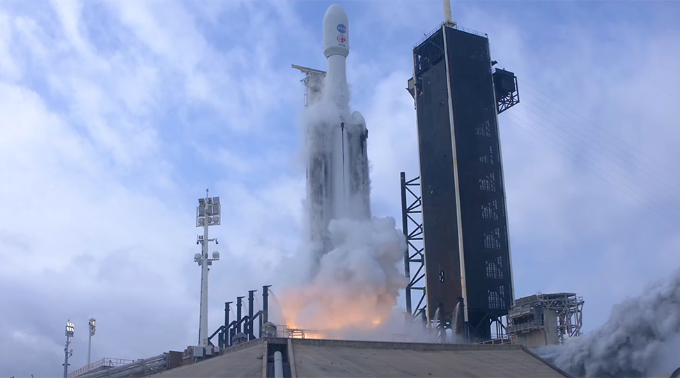 Asteroid launch. Cargo Dragon SPACEX. SPACEX Dragon грузовой. SPACEX запустила к МКС грузовой корабль Cargo Dragon. Falcon 9 vs Протон.