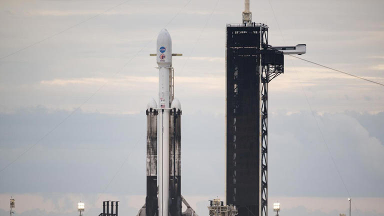De Falcon Heavy-raket staat klaar op het lanceerplatform in Cape Canaveral, Florida