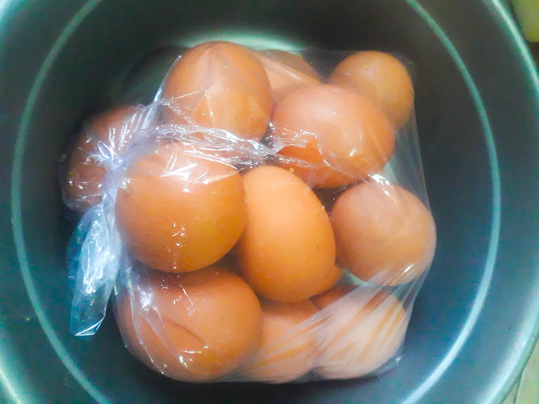 Huevos en bolsa de plástico