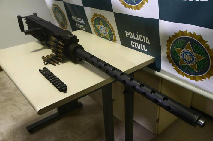 Polícia do Rio exibe metralhadora Browning .50 apreendida durante operação em 2018. Exército relatou desaparecimento de equipamento da mesma natureza nesta semana. Foto: Fabio Motta/Estadão - 20-9-2018