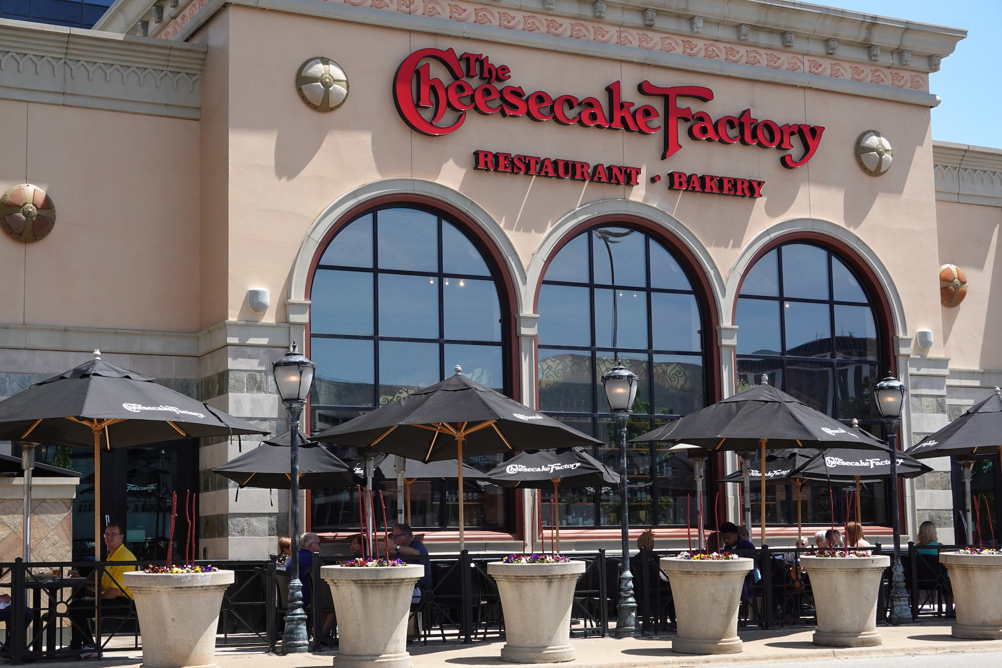 Woman S Viral First Date Reaction At The Cheesecake Factory Gets   AA1ibhwi.img