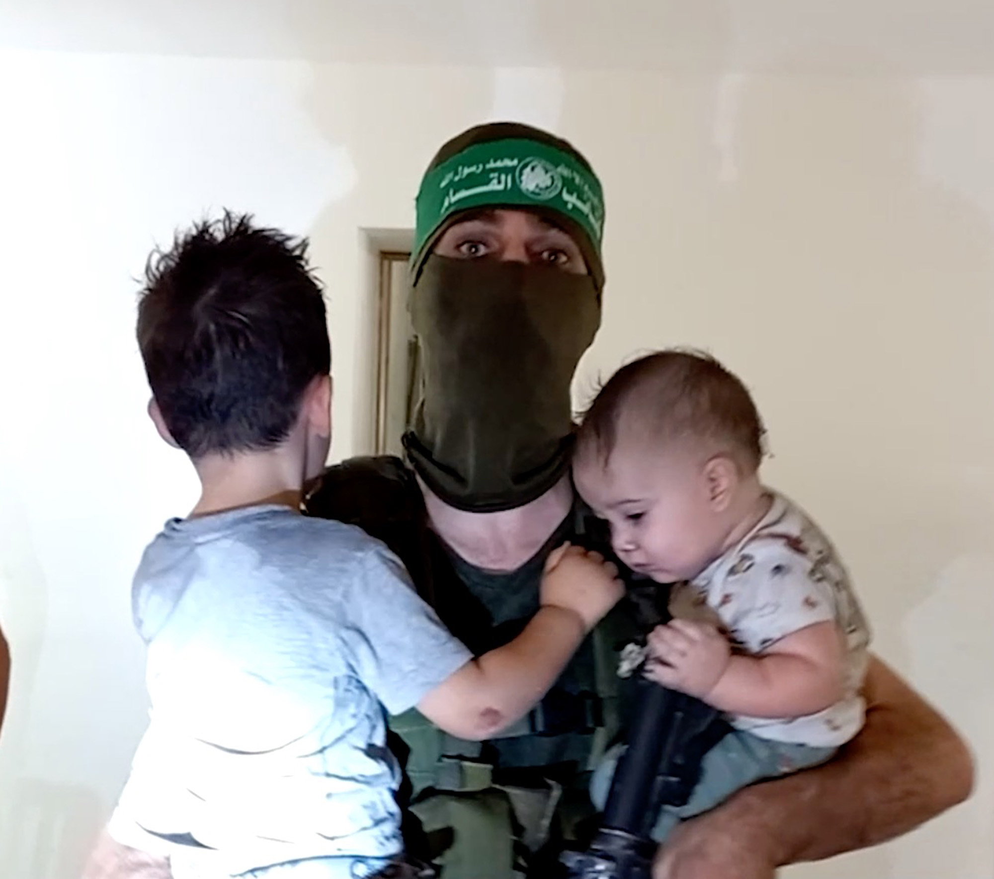 Мальчик тащит своего мертвого отца теракт. ХАМАС спасает еврейских детей?.