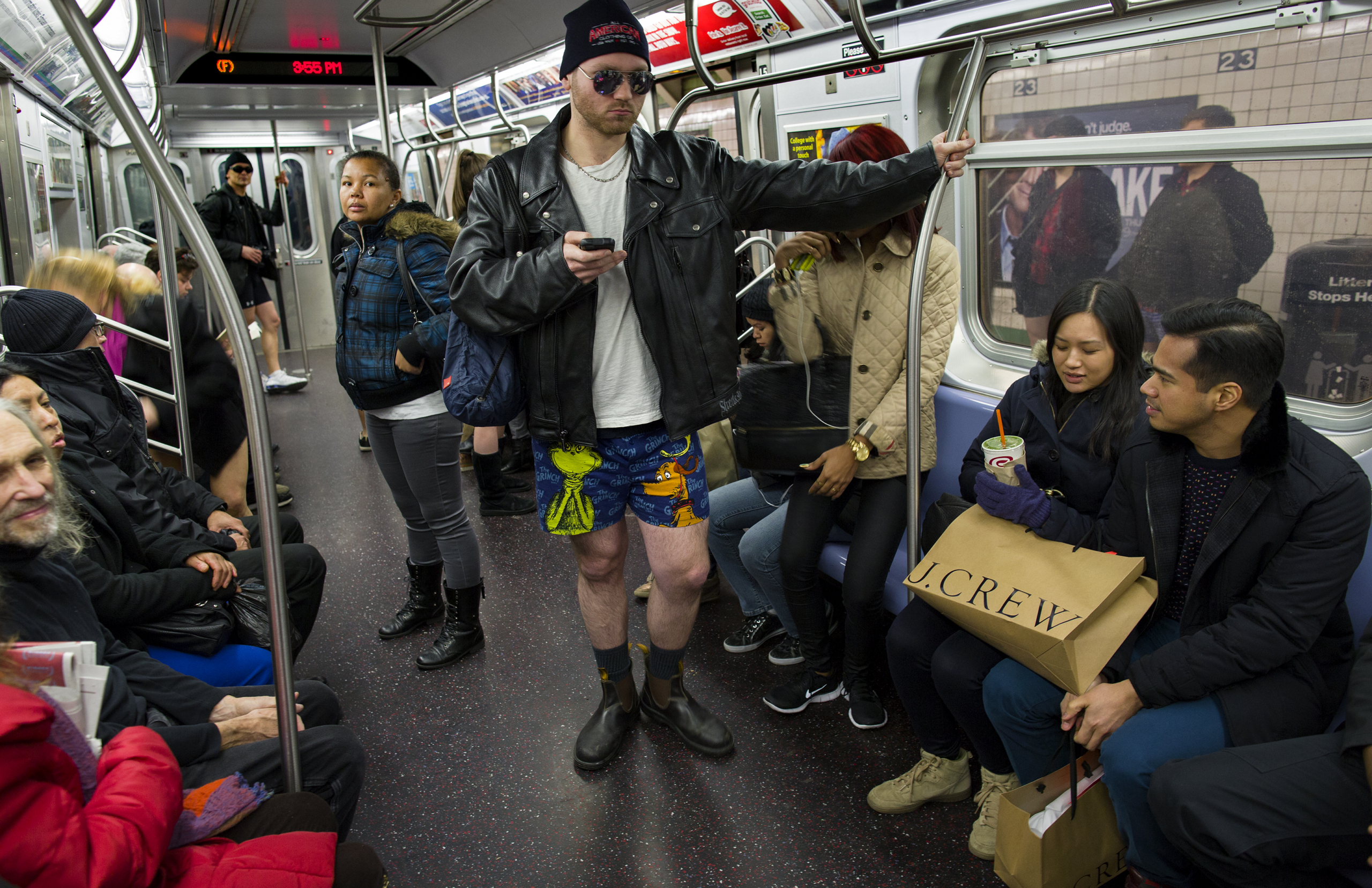 Купить поездки метро. No Pants Subway Ride 2014. Поездка в метро. В метро без штанов. Экскурсия в метро.