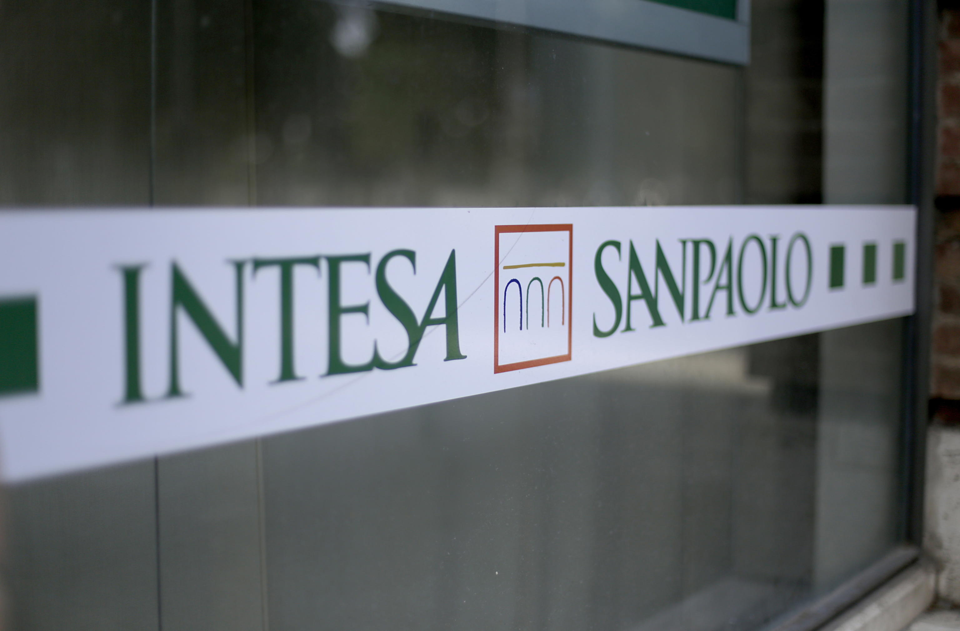 Крупнейшие банки Италии. Intesa Sanpaolo список банков Италии. Банк Интеза реклама. Крупнейшие банки Италии система.