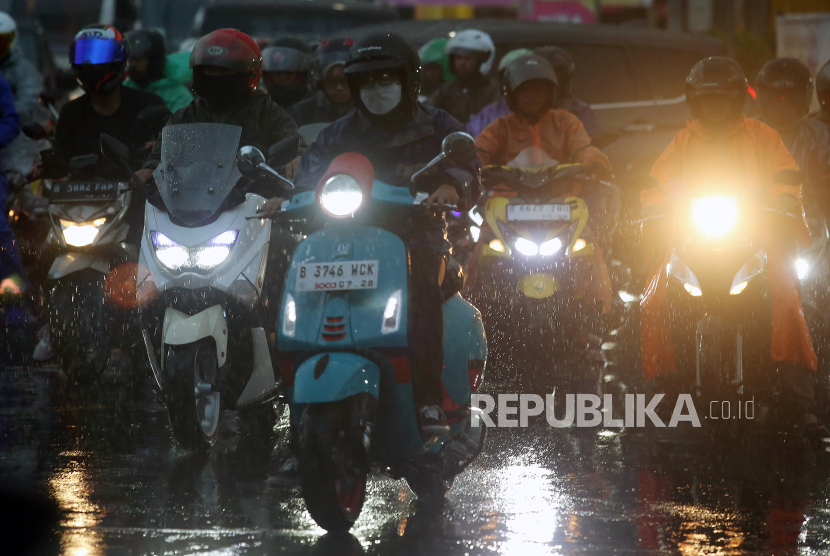 Peringatan Dini Cuaca Jabodetabek: Wilayah Ini Berpotensi Hujan Sedang ...