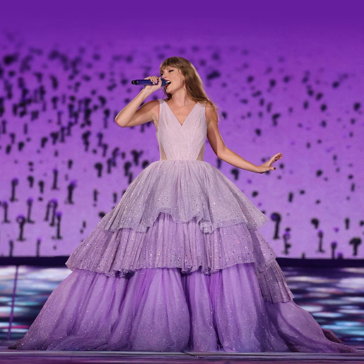 Тейлор свифт сингапур. Тейлор Свифт серьги. Singapore Taylor Swift Concert. Taylor Swift explosion meme. Taylor Swift with her Green Piano on the eras Tour.