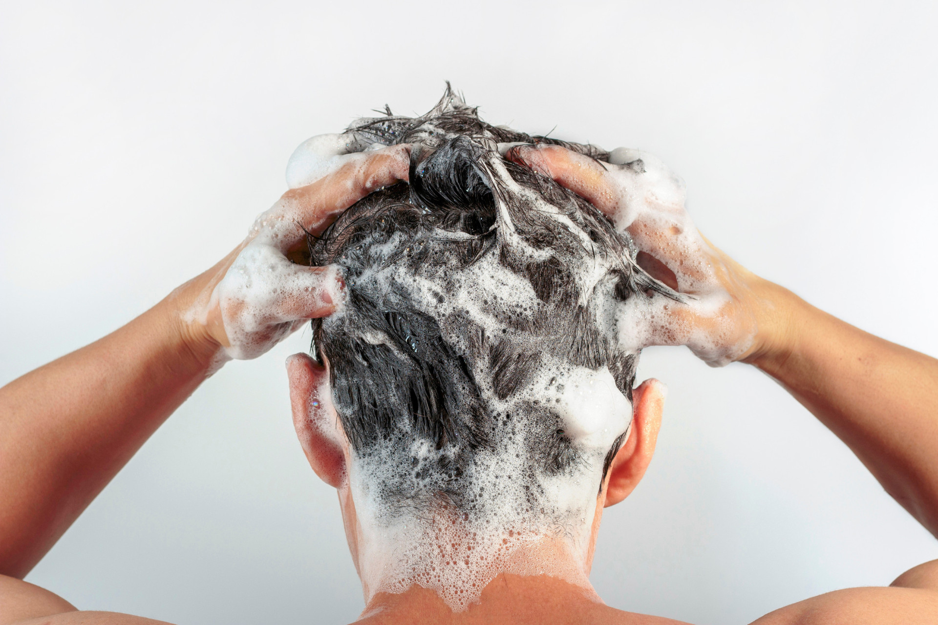 Мужчина моет волосы. Мытье волос. Мытье головы мужчине. Мытье волос мужчина.