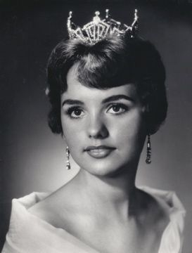 <p>Back in 1959, beauty queen Dawn Wells was making her mark in the world of pageantry. She was the reigning Miss Nevada, and she had a knack for captivating audiences with her grace and poise. Dawn was often seen wearing elegant gowns and sparkling tiaras, a look that was perfect for the era. Her beauty was undeniable, and she quickly became a favorite of the beauty pageant circuit. Even today, when people think of the 1950s, they often think of Dawn Wells and her timeless beauty. Her look is still popular today, and she is a reminder of the grace and glamour of the 1950s.</p>