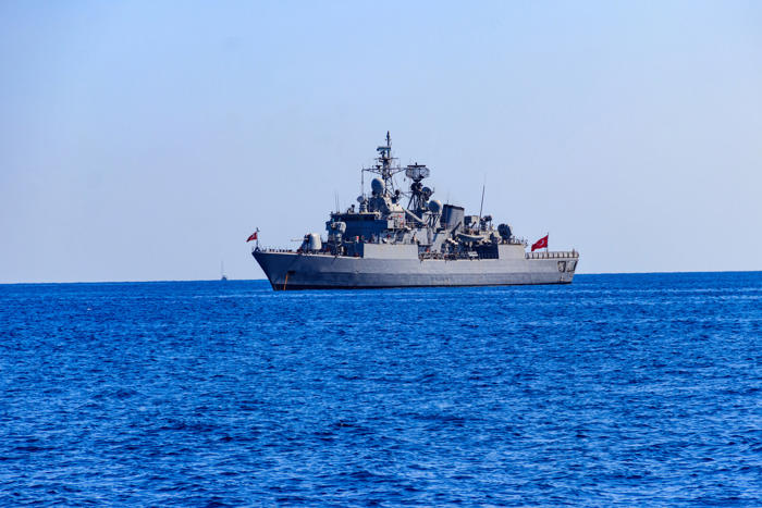 κυπριακή αοζ: το πολεμικό ναυτικό της τουρκίας επιτηρεί τις εργασίες για πόντιση καλωδίων