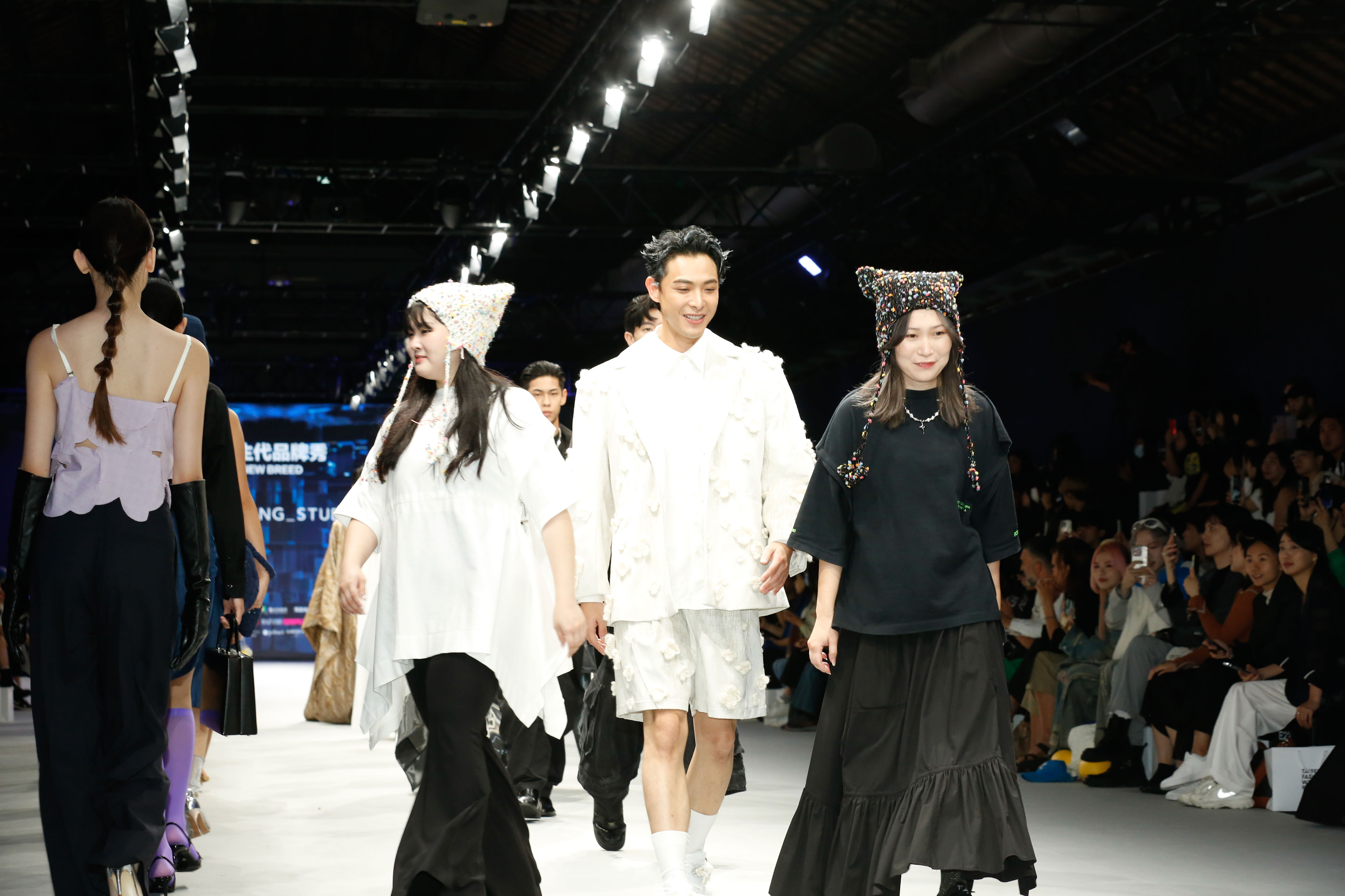 PCES三位設計師楊芷芮、李玉琪、Bruno Chung特別去二刷連晨翔（右2）客串演出的《台北女子圖鑑》找靈感。