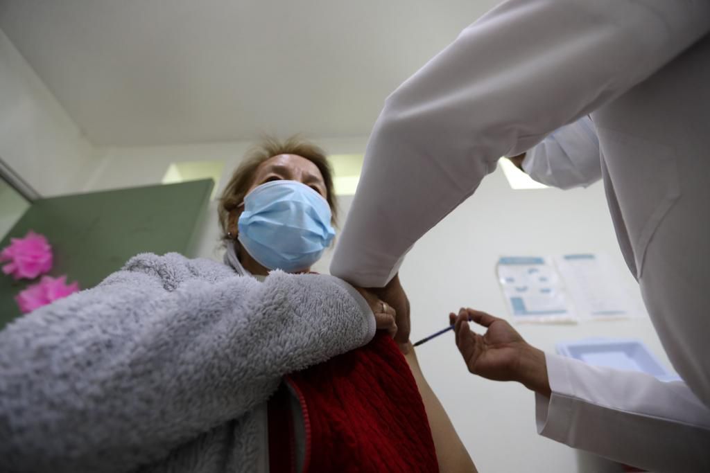 expertos llaman a vacunarse ante nueva ola de contagios por pirola, nueva variante de covid en méxico