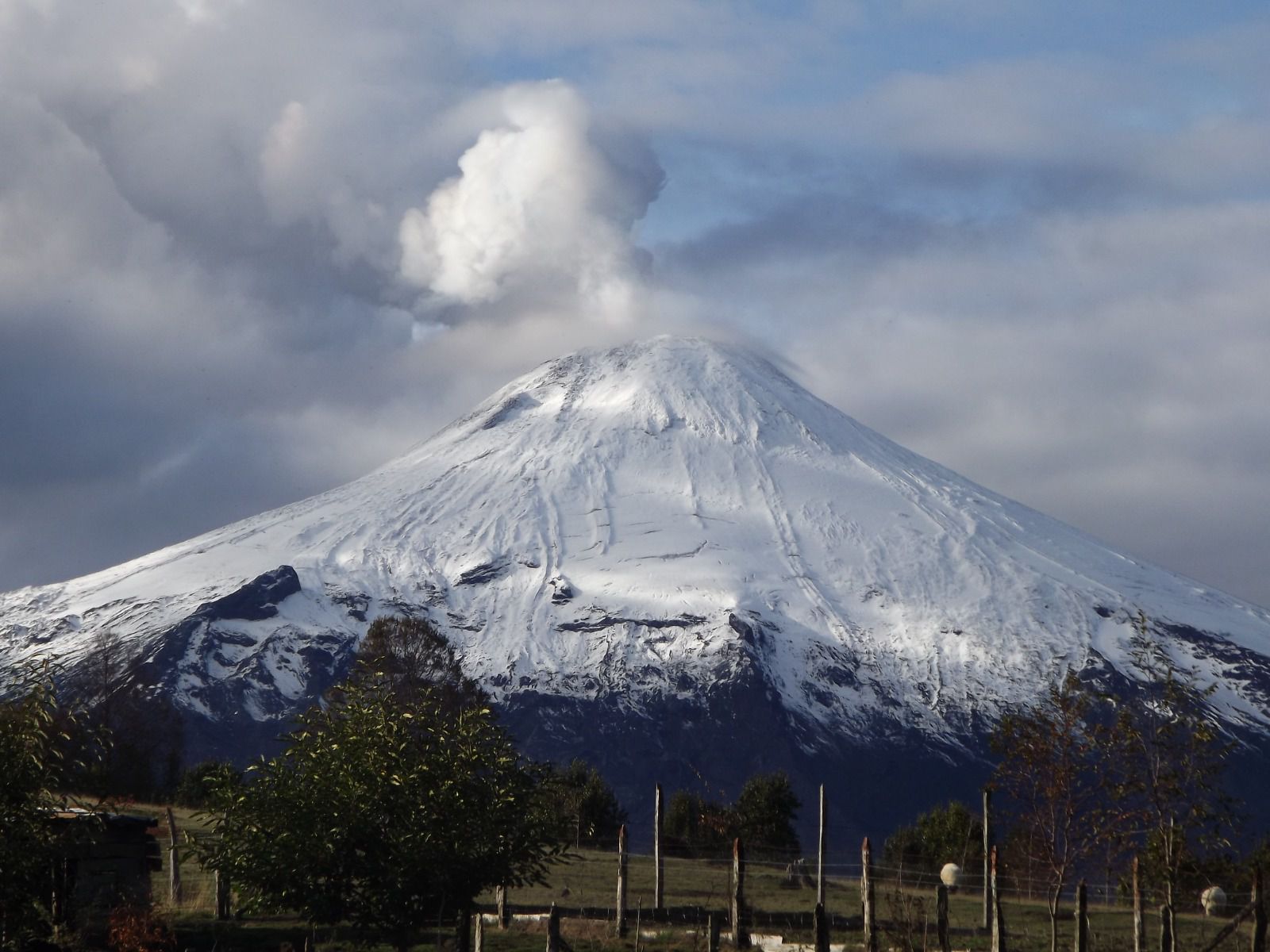 enjambre sísmico afecta a inmediaciones del volcán villarrica: senapred mantiene alerta amarilla para cuatro comunas