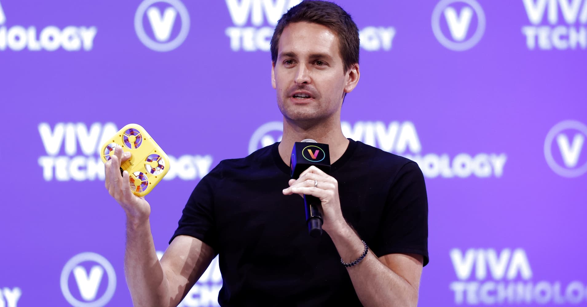 Snap Rises Nearly 12 After CEO Shares Strong 2024 Goals With Employees   AA1ijoV7.img