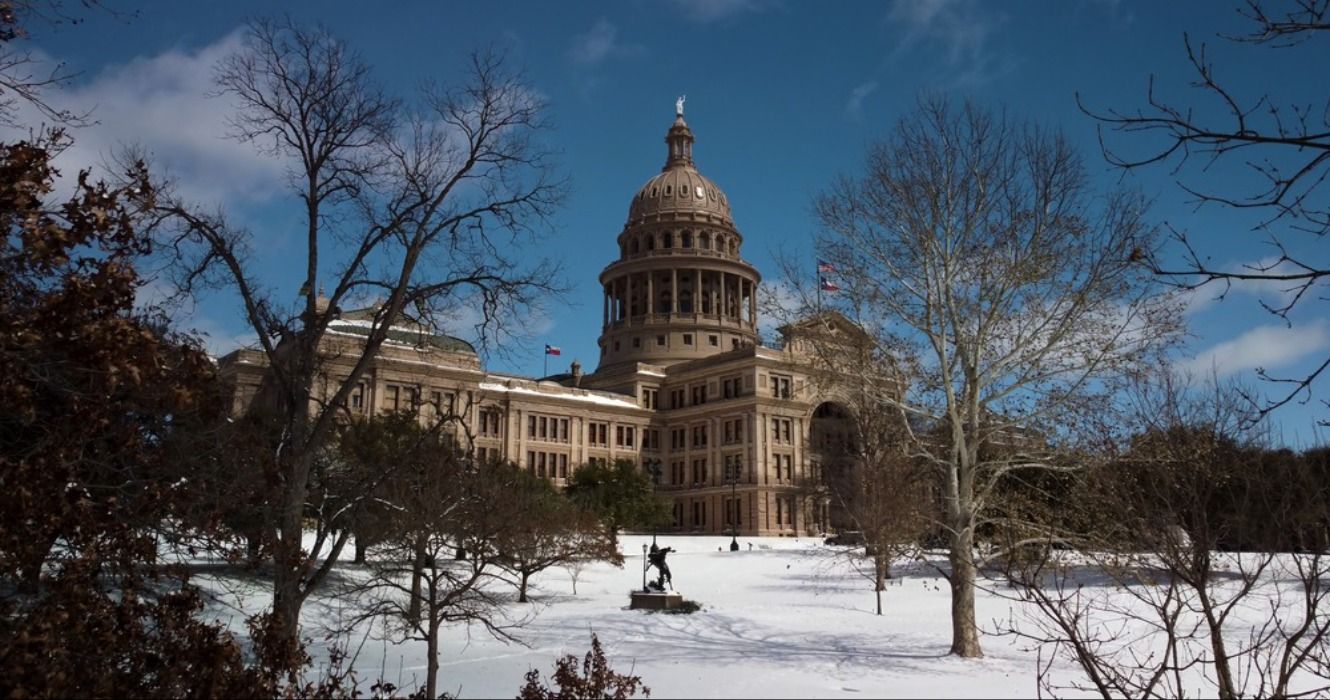 Winter capital. США Кентукки штат зимой. Капитолий зимой вблизи. Зима в Кентукки.