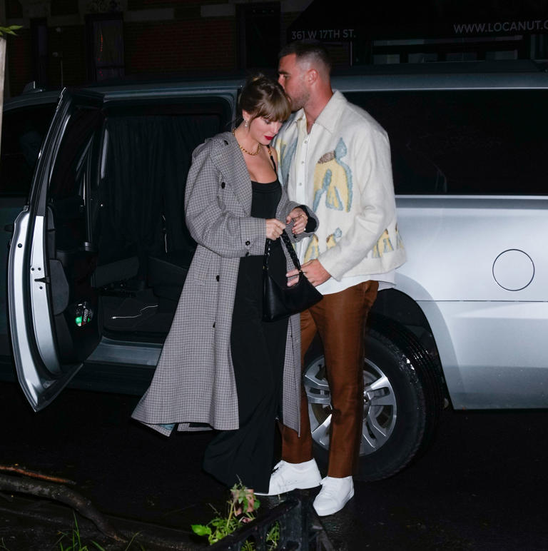 Taylor Swift y Travis Kelce celebran la llegada del 2024 con un tierno beso