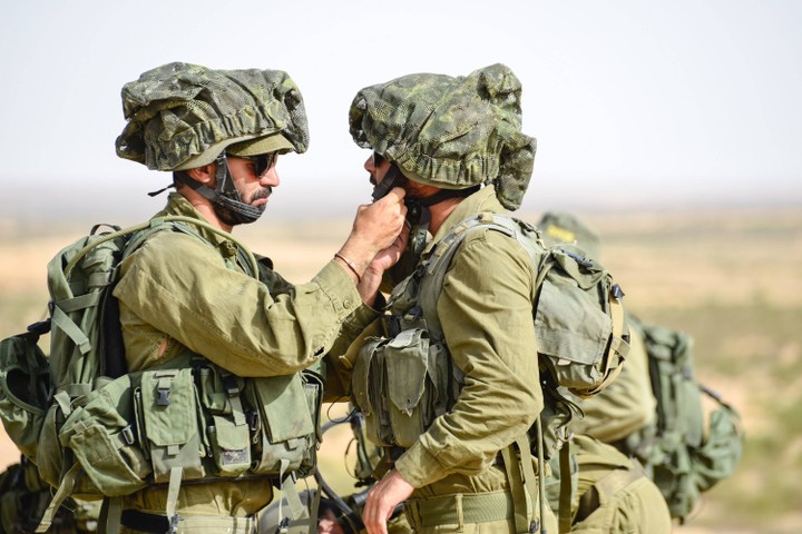 iran rayakan keberhasilan serangan ke israel dengan gelar parade militer