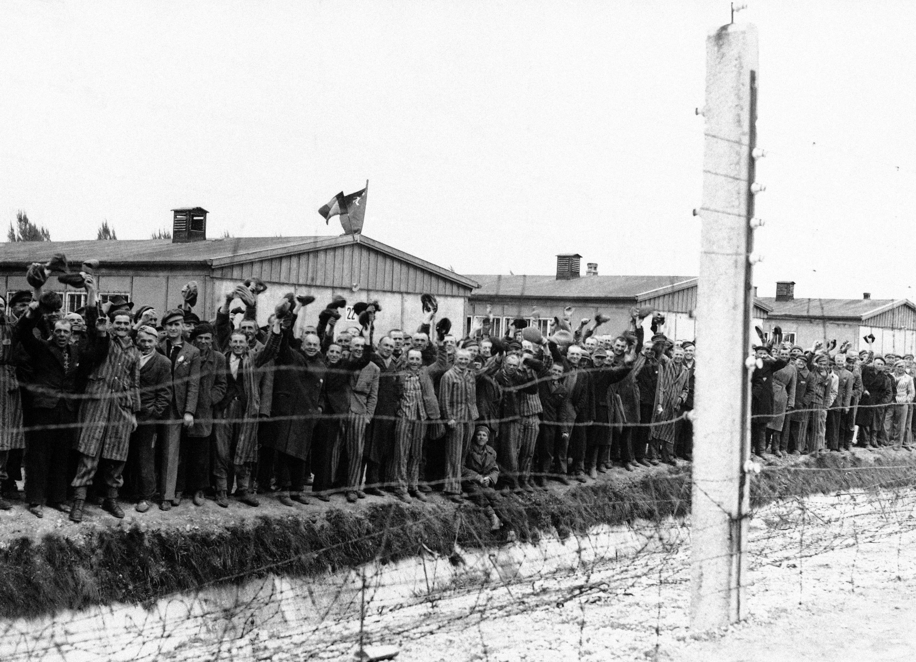 11 апреля 1945 года. Дахау концентрационный лагерь. Узники концлагеря Дахау. Дахау концентрационный лагерь узники. Дахау - первый фашистский концентрационный лагерь.