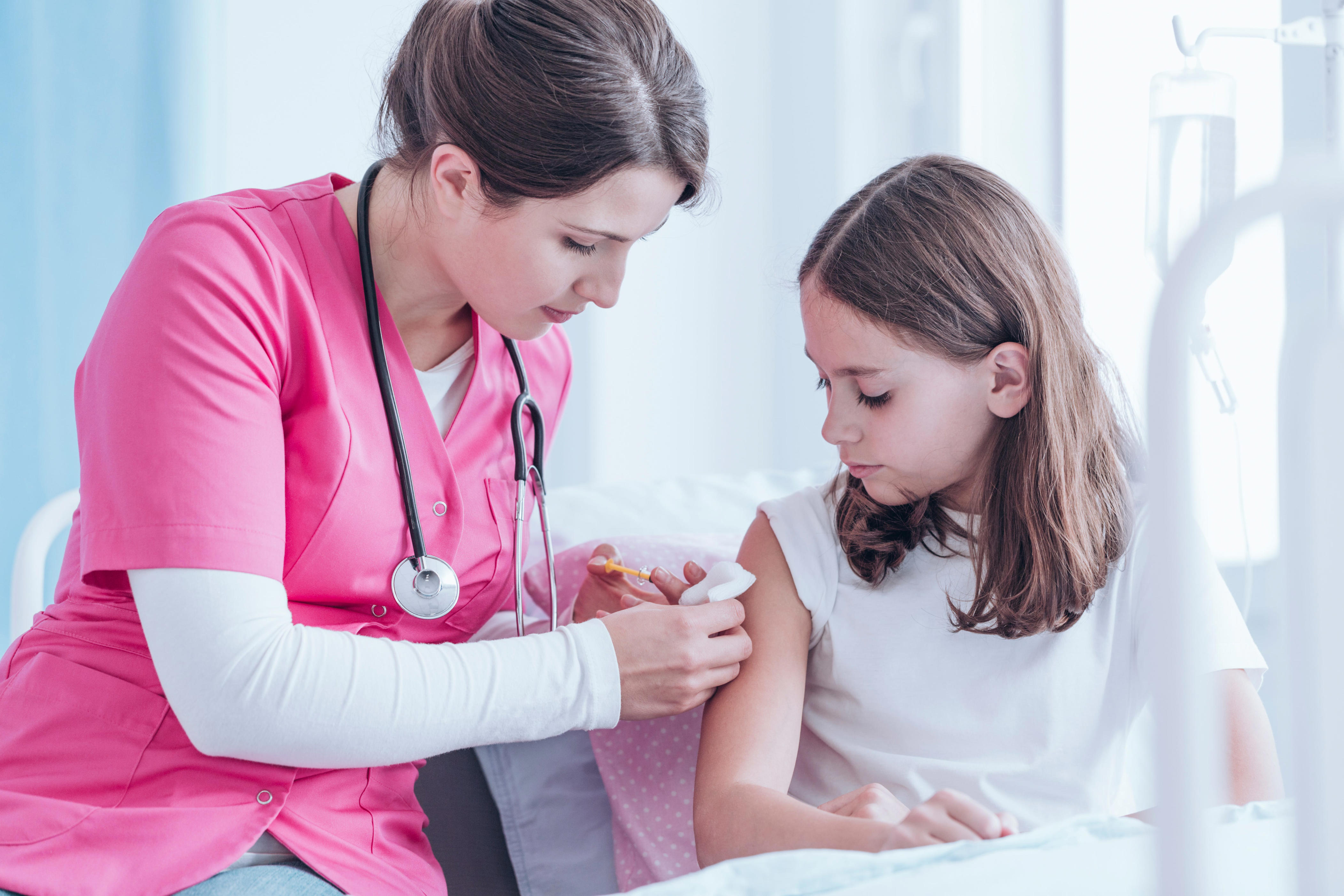 Nurse giving. Прививки школьникам. Вакцинация девочек в школе. Медсестра подросток. Прививки подросткам.