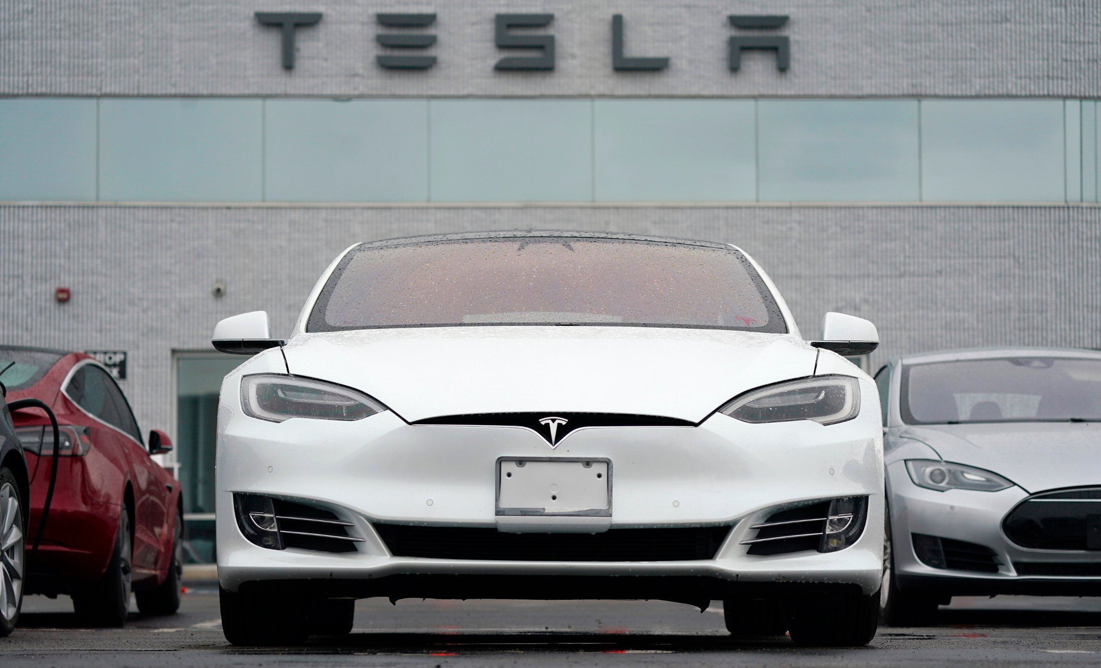 Tesla-biler raser i verdi: − Betydelig mer enn normalt